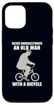 Coque pour iPhone 15 Pro Ne sous-estimez jamais un vieil homme avec un mème de vélo à vélo