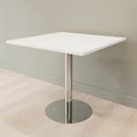 Cafébord kvadratiskt med runt pelarstativ, Storlek 80 x 80 cm, Bordsskiva Vit, Stativ Polerat rostfritt
