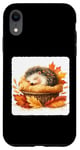 Coque pour iPhone XR Le hérisson dort dans les feuilles d'automne. Pile vive invitant à l'automne
