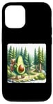 Coque pour iPhone 15 Sac à dos de randonnée avocat dans une forêt luxuriante avec chemin