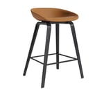 HAY - About a Stool AAS33 Low, Black Footrest, Black Oak/Cat.6 Sense Cognac - Barstolar - Hee Welling - Metall/Trä/Plast