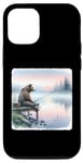 Coque pour iPhone 15 Pro Canne à pêche à l'ours au bord du lac brumeux à l'aube