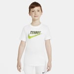 The NikeCourt T-Shirt is made from soft fabric designed to help keep sweat off your skin, while the bold graphic lets you show love for sport. Older Kids' Graphic Tennis - White
