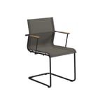 Gloster - Sway Stacking Chair with Arms, Frame Meteor, Granite Sling - Matstolar utomhus - Henrik Pedersen - Svart - Metall/Trä/Plast