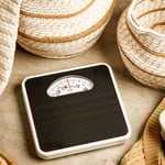 Mekanisk badrumsvåg med kapacitet på 136 kg och metallhölje