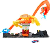 Hot Wheels Let's Race Netflix - City Toy Car Track Set, Pizza Slam Cobra Attack, Snake Tail Spiral Track with Randomizer, 1 Vehicle in 1:64 Scale, HTN81