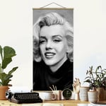 Tableau en tissu avec baguettes de suspension - Marilyn Private - Portrait 2:1 Dimension HxL: 100cm x 50cm Matériau: Chêne