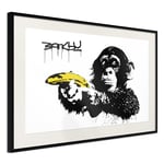 Plakat - Banksy: Monkey with Banana - 45 x 30 cm - Sort ramme med passepartout