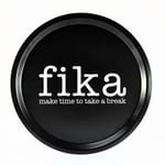 Rund bricka fika, svart med vit text 31, cm i diameter