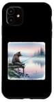 Coque pour iPhone 11 Canne à pêche à l'ours au bord du lac brumeux à l'aube