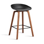 HAY About a Stool 32 Low barstol valnötsstativ 2.0 Svart-svart stålstöd