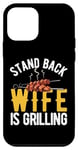Coque pour iPhone 12 mini Stand Back Wife is Grilling Barbecue rétro