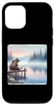 Coque pour iPhone 15 Canne à pêche à l'ours au bord du lac brumeux à l'aube