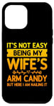 Coque pour iPhone 14 Plus Ce n'est pas facile d'être le bonbon pour les bras de ma femme - Funny Husband