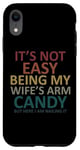 Coque pour iPhone XR Ce n'est pas facile d'être le bonbon pour les bras de ma femme, mais je suis en train de réussir