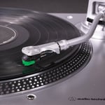 Audio-Technica AT-LP120X-USB -suoravetoinen ammattilevysoitin AT-VM95E-äänirasialla, hopea