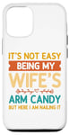 Coque pour iPhone 14 Pro Ce n'est pas facile d'être le bonbon pour les bras de ma femme - Funny Husband