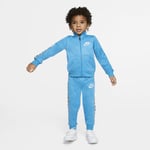 The Nike 2-Piece Set includes a jacket and trousers made from soft, lightweight fabric for comfy tracksuit-inspired look. Toddler - Blue