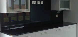 BLACK GLOSS SPLASHBACK UPSTAND 1000/300/18mm , ULTRA GLOSS MDF,MADE TO MEASURE !
