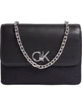Calvin Klein Axelremsväska lock double gusett bag mono svart - kle