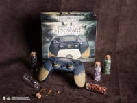 WIZARDING WORLD - Hogwarts Legacy - Wireless bluetooth controller for Playstation PS4 - black - Freaks and Geeks