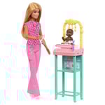 Barbie Coffret Barbie Pédiatre avec poupée blonde en tenue de travail rose, 1 poupée bébé, mobilier pour bébé et accessoires, JCR72