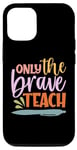 Coque pour iPhone 15 Pro Teacher Only The Brave Teach Vintage Funny School Teachers