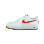 Nike AIR Force 1 '07 LV8, Chaussure de Basketball Homme, White Chile Red Glacier Ice Gum Lt Brown, 43 EU