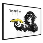 Plakat - Banksy: Monkey with Banana - 30 x 20 cm - Sort ramme