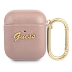 Guess Saffiano Script Metal Collection Skal AirPods - Rosa - TheMobileStore Airpods tillbehör