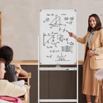 Dubbelsidig mobil whiteboard med pennfack & tillbehör för skolkontor 60 x 90 cm vit