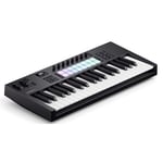 Novation Launchkey 37 [MK4] — clavier maître MIDI USB compact de 37 touches avec intégration aux STAN. Mode Chord, mode Scale, 8 pads rythmiques et arpégiateur. Bundle de logiciels fourni.