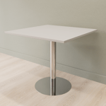 Cafébord kvadratiskt med runt pelarstativ, Storlek 60 x 60 cm, Bordsskiva Ljusgrå, Stativ Polerat rostfritt