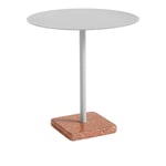 HAY - Terrazzo Table Round - Sky Grey - Red Terrazzo - Ø70 cm - Ruokapöytä - Daniel Enoksson - Harmaa - Metalli/Kivi