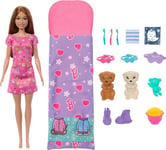 Barbie Soirée Pyjama Chiots Coffret avec poupée, 2 figurines de chiots et plus de 10 accessoires, changement de couleur, sac de couchage, masques pour les yeux et plus encore, HXN01