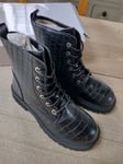 Boo Hoo LACE UP CHUNKY CROC HIKER BOOTS Black Size: 8.