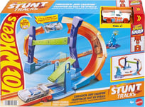 Hot Wheels Coffret Piste Looping et Saut Piste Multi Crash avec une voiture à l’échelle 1/64, pistes et adaptateurs Speed Snap, se replie pour le ranger, JFH36
