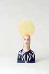 Robin Danielsson Untitled Figures 2023 (rosa hår med gul form på hodet)