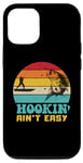 Coque pour iPhone 15 hookin' ain't easy vintage fisherman funny fishing dad