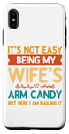 Coque pour iPhone XS Max Ce n'est pas facile d'être le bonbon pour les bras de ma femme - Funny Husband