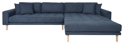 House Nordic Lounge sofa m. Høyrevendt chaiselong, Mørkeblå puter og ben i naturlig tre