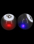 Lucky 8 Ball - Stor Light Up Sprettball med Blinkende Rødt og Blått Lys 10 cm