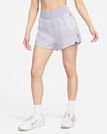 Nike Run Division Reflekterende 2-i-1-shorts med mellomhøyt liv til dame (8 cm)