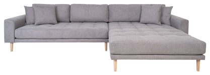 House Nordic Lounge sofa m. Høyrevendt chaiselong, Lysegrå puter og ben i naturlig tre