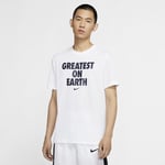 A classic silhouette that's easy to move in. The"Greatest On Earth"T-Shirt from Nike Basketball is made soft, lightweight fabric with sweat-wicking technology and some bold words take the court. Dri-FIT"Greatest Earth"Men's T-Shirt - White