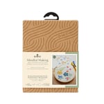 DMC Mindful making kit – brodera skogsbär och blomster