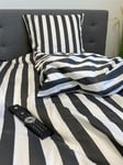 Randigt påslakanset - 150x210 cm - Mjuk bomullssatin - Nordic Stripe - Mörkgrå och vit sängkläder set