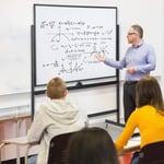 Dubbelsidig mobil whiteboard med rutmönster & stativ & pennfack 120 x 90 cm Svart