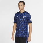 Rep your team in the Hertha BSC Stadium Away Shirt. Highly breathable fabric helps keep sweat off skin, so you stay cool whether you' re cheering stands or playing on pitch. This product is made from 100% recycled polyester fabric. Dry Design Nike Dri-FIT Technology moves skin for quicker evaporation—helping dry and comfortable. Cool Comfort Breathe features highly construction to help cool. Pro-Level Inspiration Replica design modelled what pros wear 2020/21 Men's Football Shirt - Blue