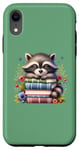 Coque pour iPhone XR Vert mignon raton laveur dormant sur des livres empilés Scène paisible